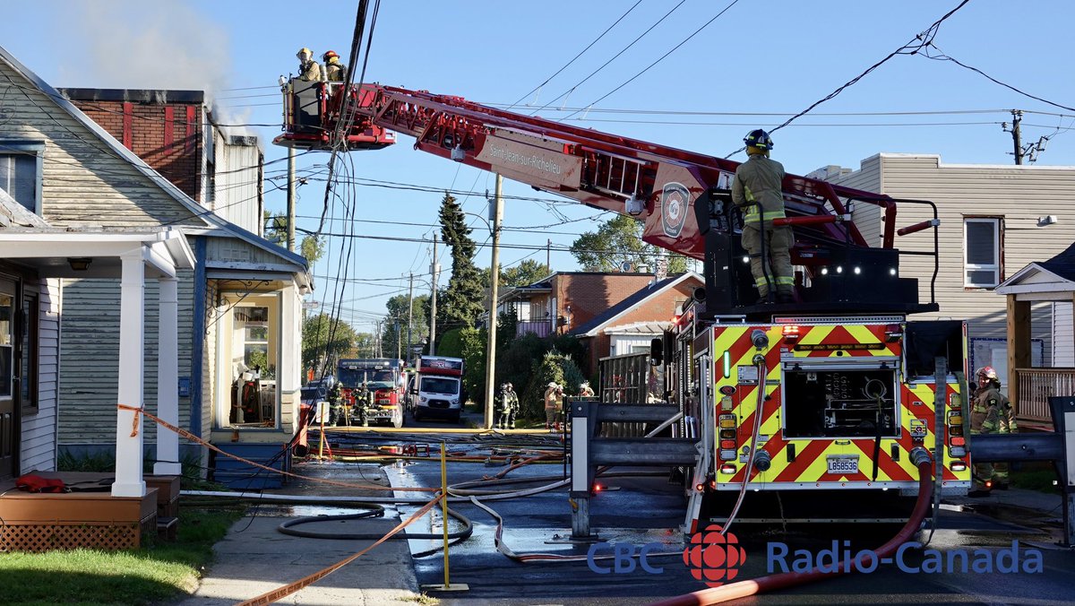 🚨 Saint-Jean-sur-Richelieu | Fire early this morning on Saint-Paul Street at the intersection of De Salaberry Street. Building heavily damaged. At least two people transported to hospital, including one in critical condition. #rcmtl