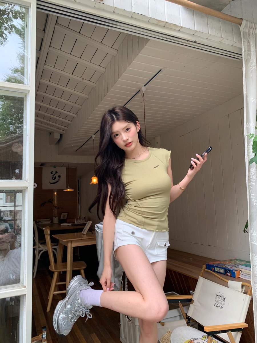 violattce's tweet image. Hi, Love. I'm on my way to going home, please wait and I'll shower you with kisses and hug. Wait, no, that's me recharging actually. (Misal)