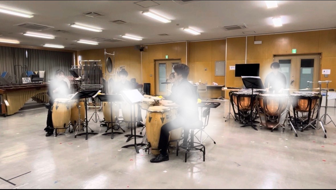 tcm_perc's tweet image. 打楽器アンサンブル演奏会まであと7日❗️

本日は演奏ゲネを行いました！

先生方にいただいたご意見をもとに、あと1週間、より良い演奏を目指して頑張ります！
衣装は当日のお楽しみです😊