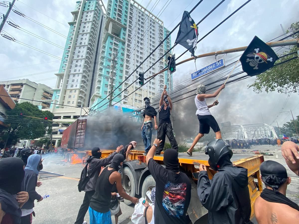 🇵🇭ชาวฟิลิปปินส์นับหมื่นคน ลุกฮือชุมนุมในกรุงมะนิลา ประท้วงรัฐบาลทุจริตโครงการป้องกันน้ำท่วมปลอม ทำประเทศสูญเงินกว่า 9.5 พันล้านดอลลาร์ ของรัฐบาลภายใต้การบริหารงานของประธานาธิบดีเฟอร์ดินันด์ มาร์กอส จูเนียร์ โดยมี แคทรีโอน่า เกรย์ Miss Universe 2018 ร่วมชุมนุมด้วย
#ฟิลิปปินส์