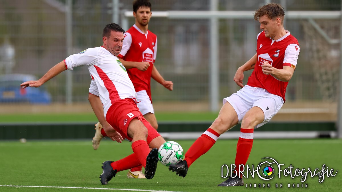 Naast de foto's voor <a href="/RVoetbal/">Regio-Voetbal</a> gisteren ook nog even naar echte sportieve dorpsderby met strijd, sfeer en mooie momenten mogen vastleggen.

 <a href="/leerdamsport/">Leerdam Sport '55</a> 5 - <a href="/vvheukelum/">v.v.Heukelum</a> 4 (Eindstand: 4-1)

Fotoverslag van deze wedstrijd op: facebook.com/dbrnfotografie

#sportfotografie