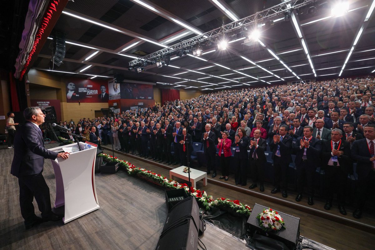 22. Olağanüstü Kurultayımızda yeniden Genel Başkan olarak seçilen Sayın <a href="/eczozgurozel/">Özgür Özel</a> ’i kutluyorum. 

Ülkemizin huzuru ve milletimizin geleceği için el ele, omuz omuza çalışmaya devam edeceğiz.