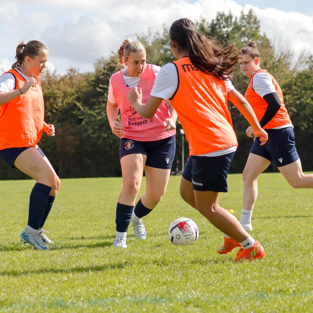 Slough Town Ladies FC (@sloughtownlfc) on Twitter photo Ready for kick-off! ๐ช
๐ธ <a href="/ThompsonSinead/">sinead thompson</a> 
#OneSlough Ready for kick-off! ๐ช
๐ธ <a href="/ThompsonSinead/">sinead thompson</a> 
#OneSlough