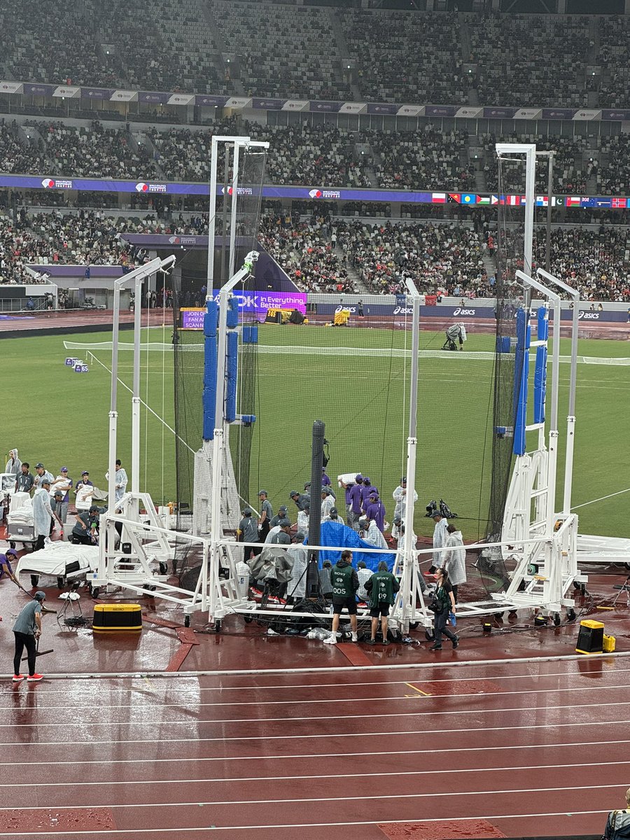 Many hands make light work! Circle being dried here in Tokyo #WCHTokyo25