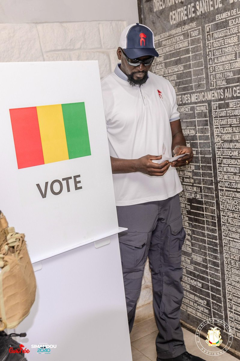 presidencegn's tweet photo. 𝗥𝗲́𝗳𝗲́𝗿𝗲𝗻𝗱𝘂𝗺 𝗰𝗼𝗻𝘀𝘁𝗶𝘁𝘂𝘁𝗶𝗼𝗻𝗻𝗲𝗹 : 𝗹𝗲 𝗖𝗵𝗲𝗳 𝗱𝗲 𝗹’𝗘́𝘁𝗮𝘁 𝗦.𝗘 𝗹𝗲 𝗚𝗲́𝗻𝗲́𝗿𝗮𝗹 𝗠𝗮𝗺𝗮𝗱𝗶 𝗗𝗢𝗨𝗠𝗕𝗢𝗨𝗬𝗔 𝘀’𝗲𝘀𝘁 𝗮𝗰𝗾𝘂𝗶𝘁𝘁𝗲́ 𝗱𝗲 𝘀𝗼𝗻 𝗱𝗲𝘃𝗼𝗶𝗿 𝗰𝗶𝘃𝗶𝗾𝘂𝗲

Le Chef de l’État, S.E le Général Mamadi DOUMBOUYA, s’est acquitté de son devoir patriotique ce dimanche 21 septembre 2025 au Centre de santé de Boulbinet. Le premier magistrat du pays a voté en compagnie de son épouse, Madame Laurianne DOUMBOUYA, qui a également voté dans le même bureau de vote.

➡️ https://t.co/ZyACW8Vl4a

DCI-PRG