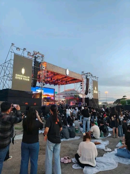 lite_fire98721's tweet photo. มาดูCOCKTAILกันคับที่ชัยนาทคนเยอะมาก🎤🎤 https://t.co/Bb36bSJkv1