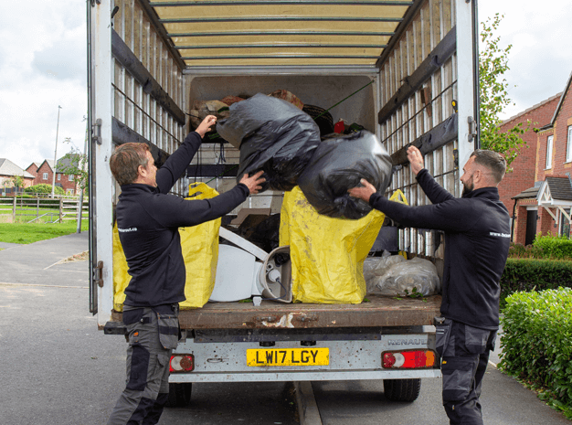 smartrubsydney's tweet image. 👀 Out of sight, out of mind?
 Not when it comes to rubbish!
 We make sure it’s gone — properly sorted and responsibly disposed.
 #ResponsibleRemoval #EcoFriendlyService #WasteSorted #CleanAndClear ♻️🧹