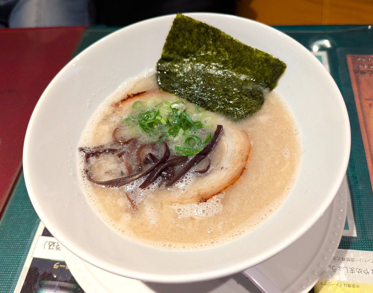Drkei_japan's tweet photo. #ファベーネ #FaBene。まだまだ珍しい「#牛テールラーメン」を頂きましたこちらのスープは牛テールとニンニク・生姜で作ったスープで、牛脂を取り除いた鳥取牛骨系に近く、韓国風テールラーメンに近く、更にハワイのOxtail soupのramenっぽくて、とてもよかったです。
「#純豚骨醤油ラーメン」は更に進化していて、背脂が減り、醤油感も抑え、より<純豚骨>な一杯に。「#ミニチャーシュー丼」は超濃い味のパンチ炸裂のミニ丼。店主さん自ら釣ったイナダとヒラメの #カルパッチョ も最高で、#ラスポテト は無敵の美味しさ!