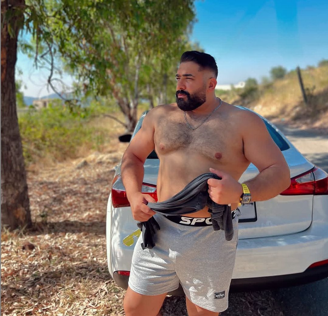 Real men come with fur, strength, and passion. ❤️🐾
machos.top 
.
.
.
#Bear #HairyMen #BeardedMen #MatureMen #GayBear #BearLove #RuggedMen #SilverFox #Woof #GayBrazil #BeardLovers #HairyMen #DaddyVibes #MuscleBear #Bearded #GayBear #BearCommunity #Rugged #GayBrazil