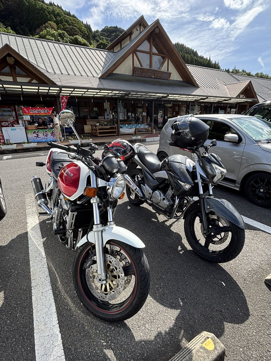 cocorider_400's tweet image. あたしのCB1000sf(SC30)なんですけど、燃費がですね大体13㎞/Lて良くて14㎞なんですよ。全然アクセル回していないんですけどここまで悪いものですかね？
同じバイク乗られてる方燃費どれくらいですかー？

#CB1000sf #SC30