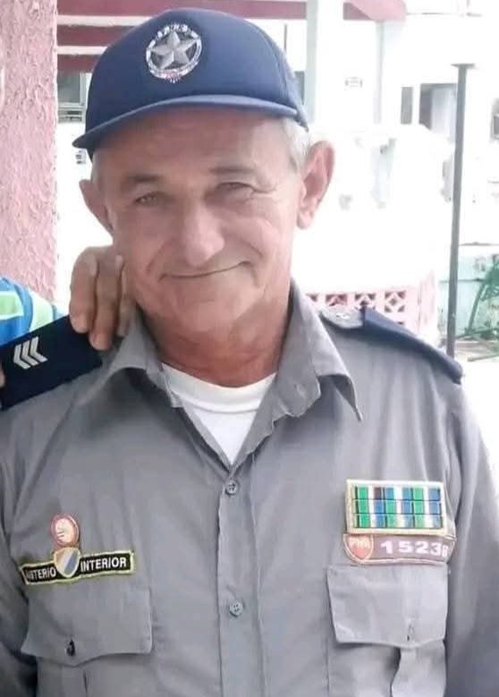 EVilluendasC's tweet image. LA NOTICIA DEL DÍA: La rápida captura del asesino del capitán Leonel Mesa Rodríguez. Esperamos que sobre él caiga TODO el peso de la ley. #CubaEstáFirme y nuestros #HéroesDeAzul merecen el máximo aprecio y respaldo. ¡Confiemos en la justicia revolucionaria!