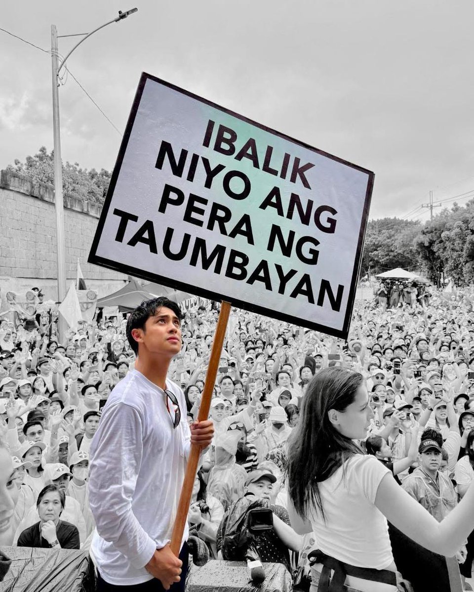 ‘IBALIK NYO ANG PERA NG TAUMBAYAN’

LOOK: Donny Pangilinan called for the return of stolen public funds to Filipinos and the jailing of corrupt officials during the “Trillion Peso March” protest against corruption on Sunday, September 21.

“The fight isn’t over, but one day it