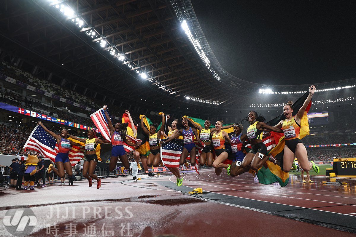 🗼世界陸上東京大会📷
女子４００メートルリレーは米国が３連覇を果たしました。
写真は、レース後に笑顔を見せる米国、２位のジャマイカ、３位のドイツの選手たちです。
#世界陸上2025東京 #WCHTokyo25