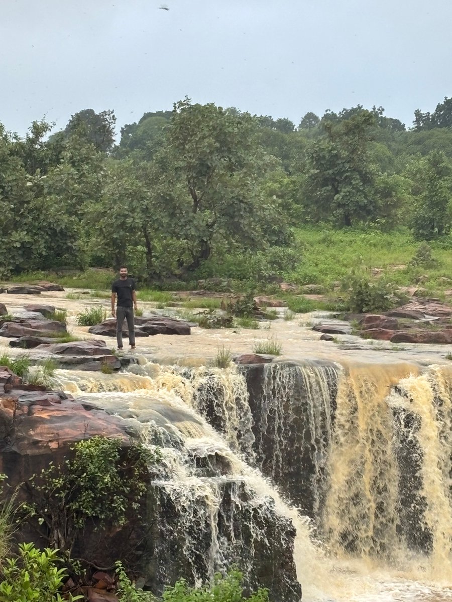 WeatherRadar_IN's tweet image. 🌧️🌿 Waterfalls gushing through the green forests create a stunning scene.
📸: Ved

What was your monsoon vibe this season? Show us weatherandradar.in/upload/ 

#WeatherIndia #MonsoonVibes