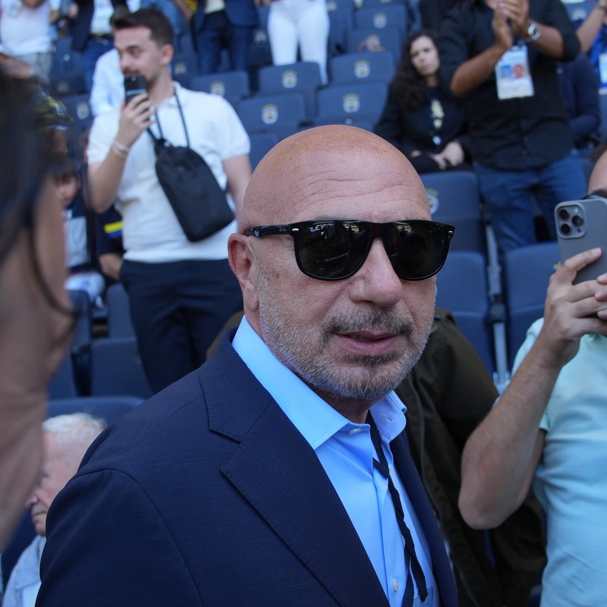 FFTVofficial's tweet photo. ❓ Soru: Seçilecek yönetimin ilk icraatı ne olmalı?

🗣️ Hakan Bilal Kutlualp: Eğer Sadettin Bey seçilirse yarın sabah ne kadar Galatasaraylı varsa hepsini oradan göndermeli. https://t.co/hNkF3td2P1