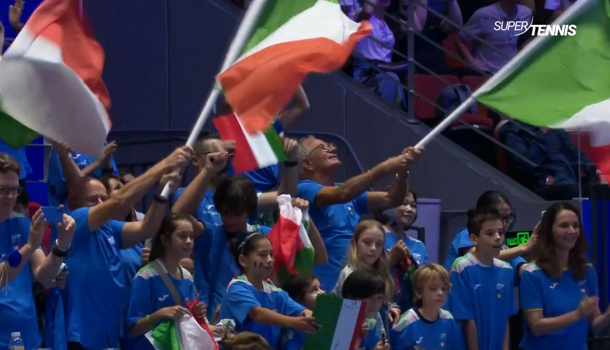 WORLD CHAMPIONS
Le nostre campionesse fanno il bis! Capolavoro di <a href="/JasminePaolini/">Jasmine Paolini</a>,  <a href="/SaraErrani/">Sara Errani</a> 
e #cocciaretto. Il senso di squadra delle donne è unico! La #BJKCup resta a casa nostra! #BJKCup #team #tennis #italia <a href="/AmazfitGlobal/">Amazfit</a>