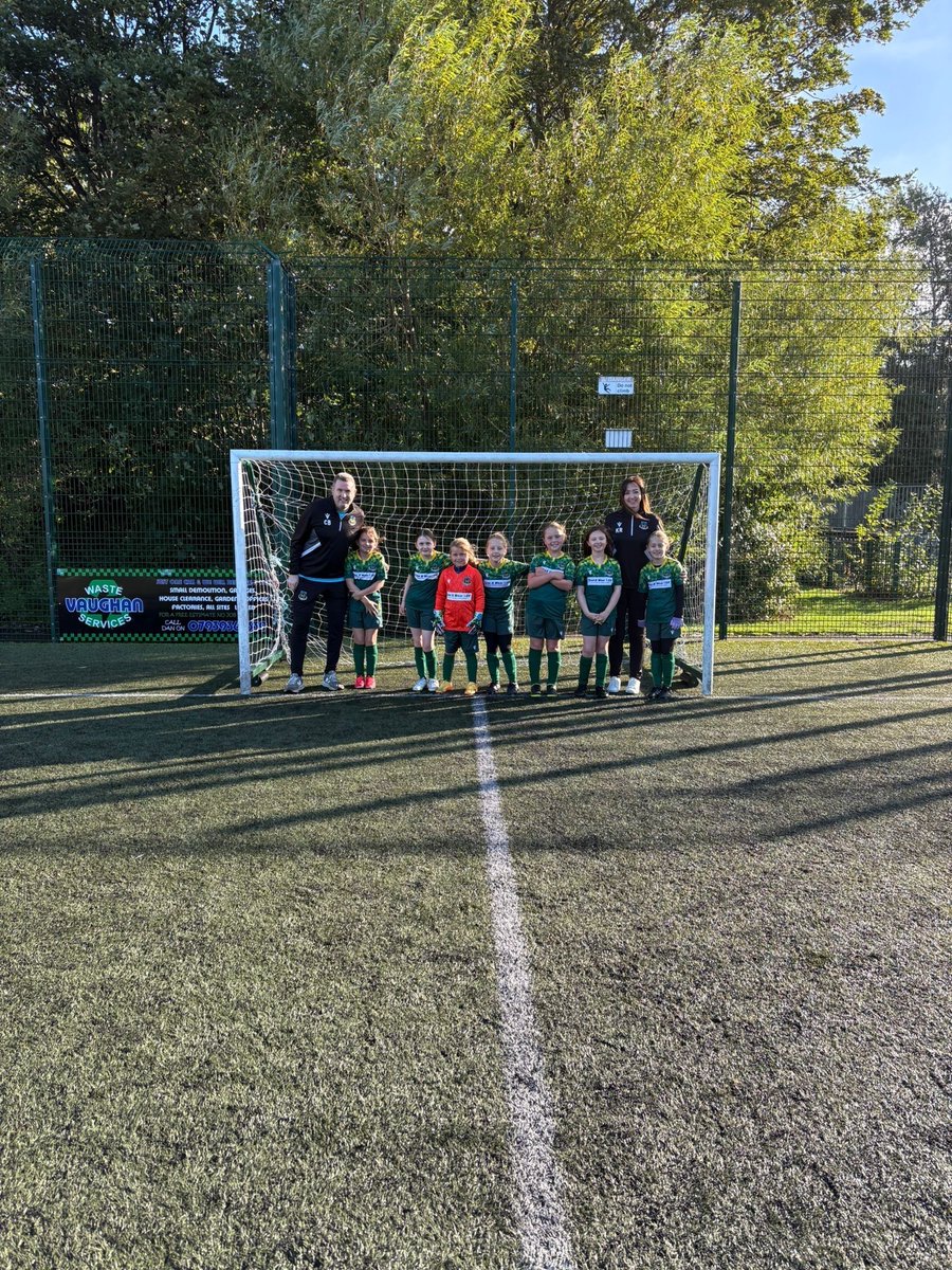 📸 Our U9 Girls looking amazing in their new kits! 🐝