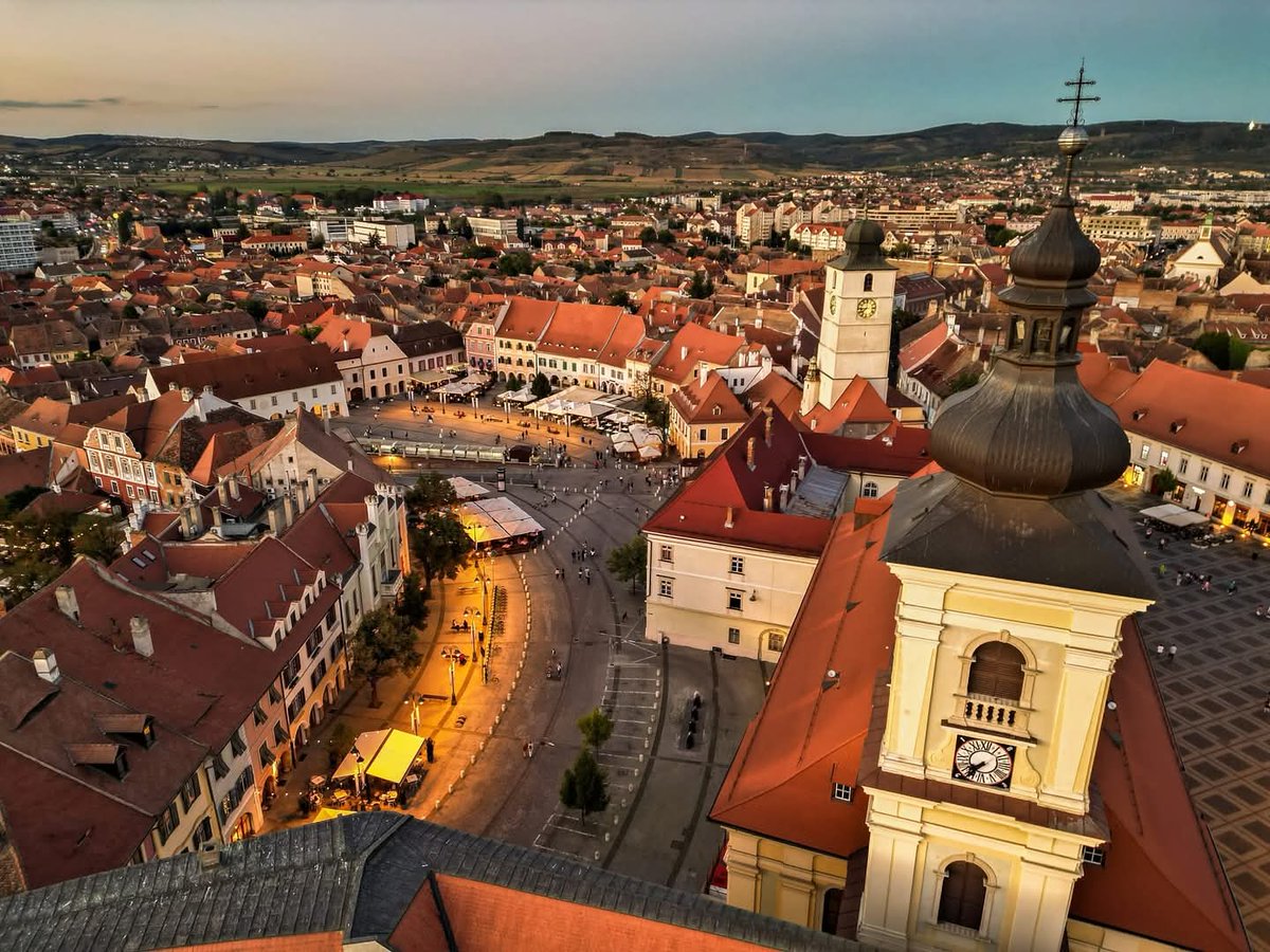 Travel_2Romania's tweet image. Fără mașini, străzile devin loc de plimbare, de povești și de ritmuri #slow. 
✨ Așa arată orașul de Săptămâna Mobilității: liber, prietenos și mai aproape de oameni.

Foto credit: primaria_municipiului_sibiu 

#visitsibiucounty #sibiucity #sibiuromania