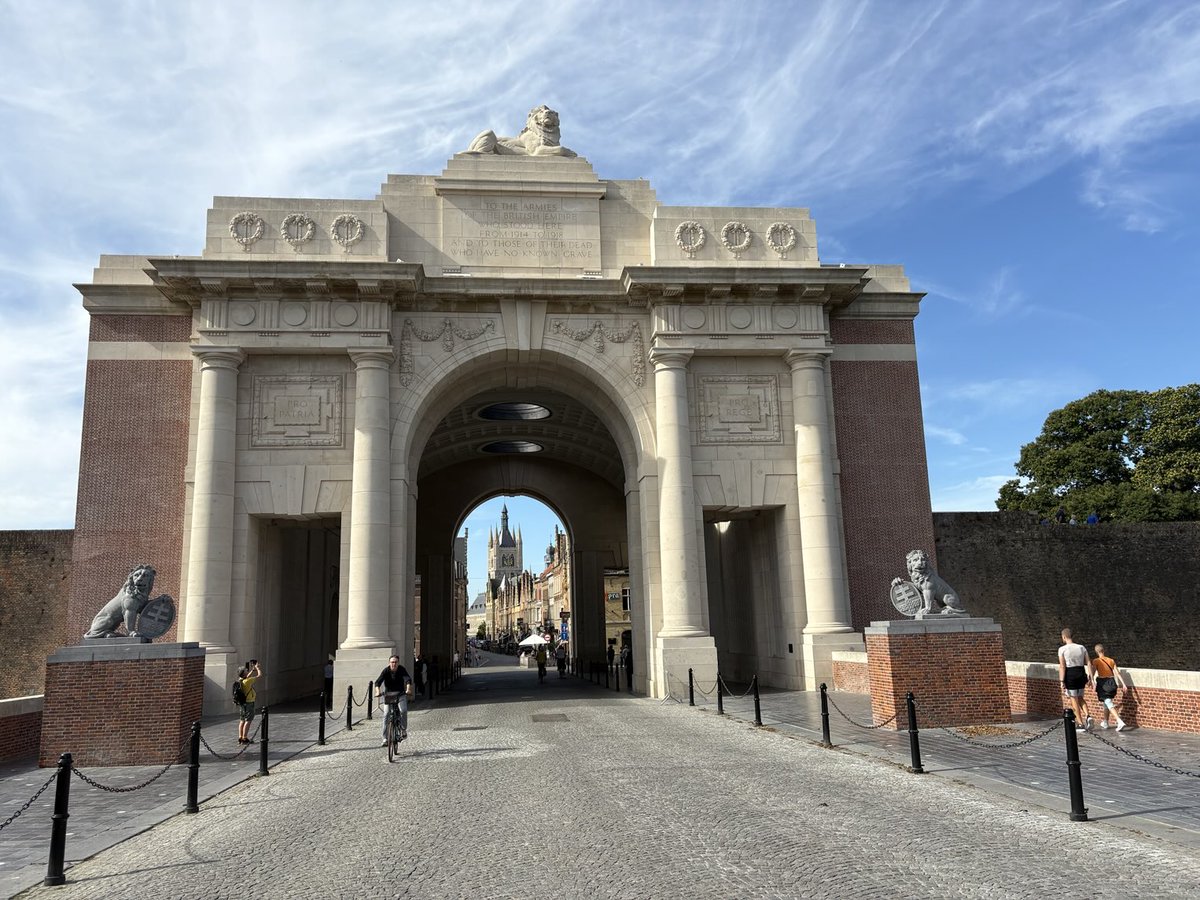 Head on view of Menin Gate