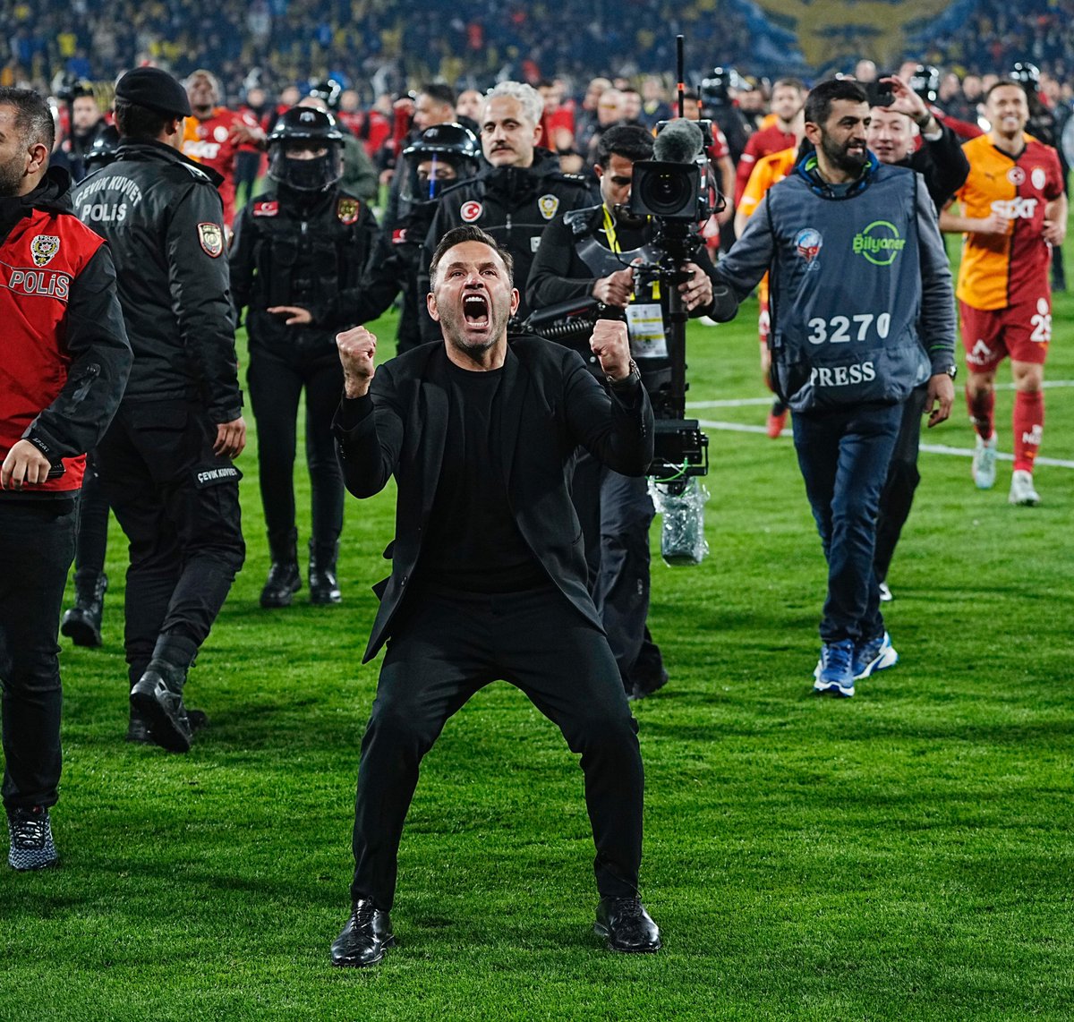 bazı kardeşlerimiz kızacak ama okan buruk'un o beğenmediğiniz 3 şampiyonluğu türk futbolunun akışını değiştirdi. ali koç'u da gönderdi. avrupa konusunda sürekli yazıyorum lütfen orayı yazmayın şuan. ali koç kafasını bir kere kaldırsa çok zordu işimiz. çok değerli iş.