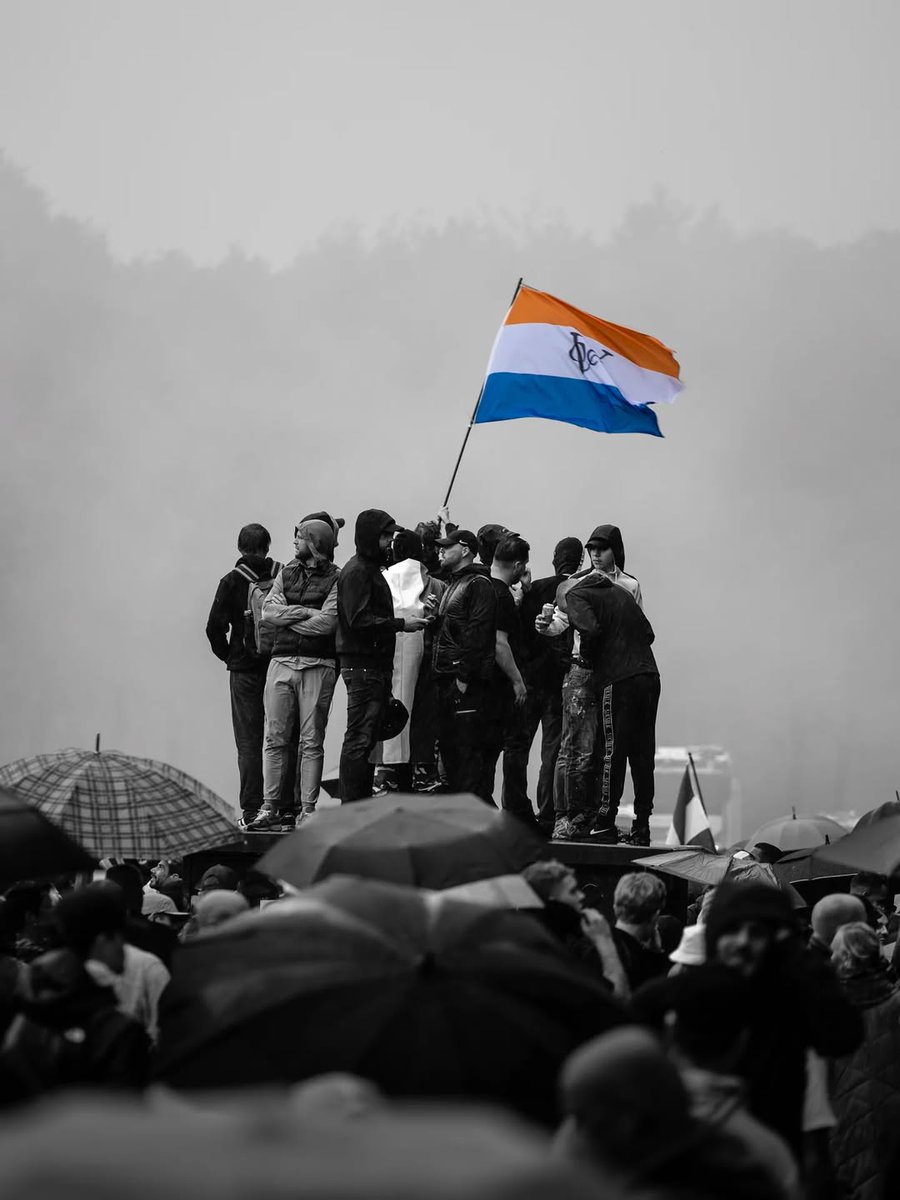 LonelyAppleTree's tweet photo. Hoewel ik het geweld veroordeelt, was het protest tegen migratie terecht. Het is geen racisme, maar zorg voor welvaart en veiligheid!🇳🇱
#denhaag #malieveld #elsfeest https://t.co/DJjo1CB8N6