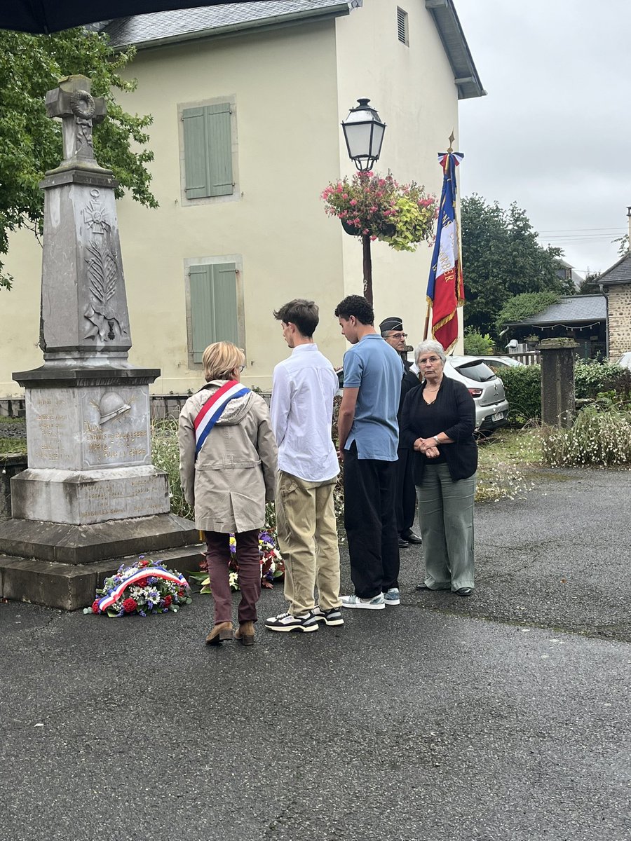 À Bougarber pour les fêtes et le traditionnel et émouvant dépôt  de gerbes avec la maire  Corinne HAU, le comité des fêtes et la chorale qui nous a accompagnés en entonnant la Marseillaise à cappella 🇫🇷
