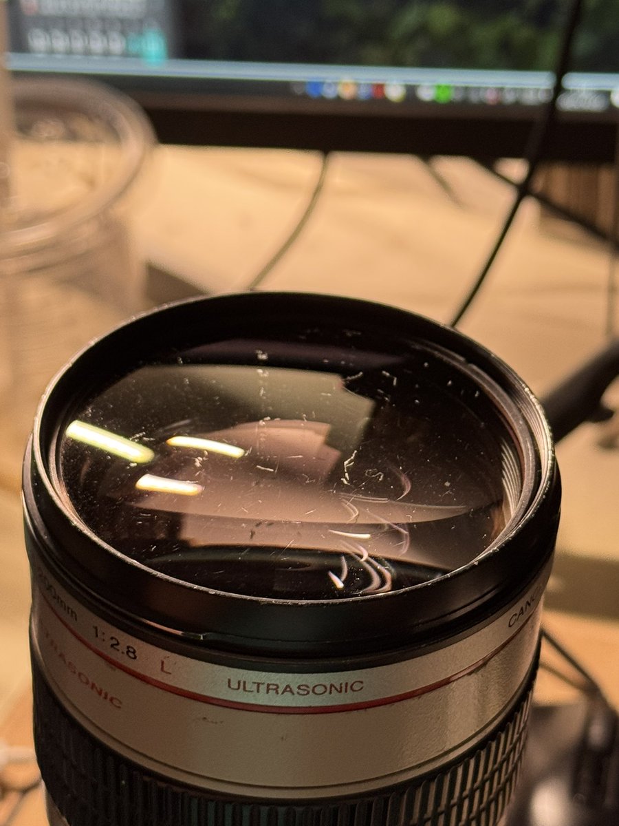 99新女大学生一手自用（
其实是初三刚开学收的一支大白 可惜太战损了拍不了风光，但是拍毛还是很好用的！