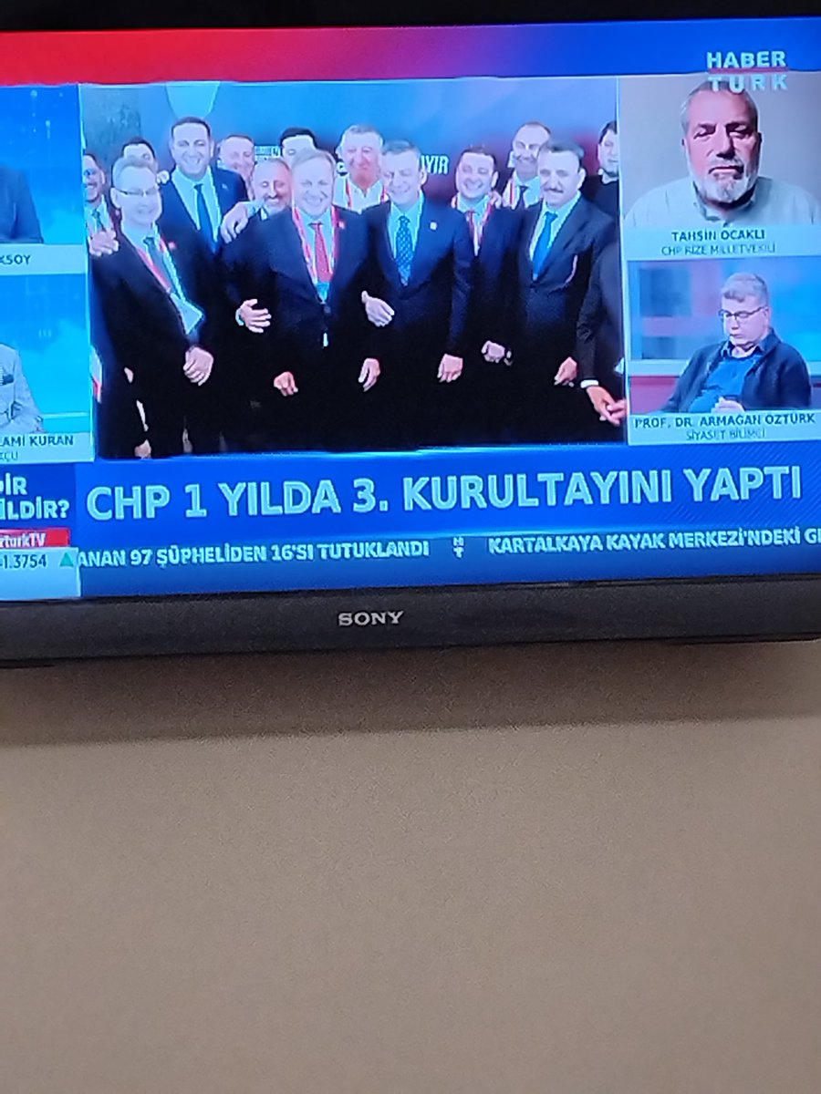Faydasız bir partinin 1 sende 3 kurultaytayı . 2000 yıllarda Koalisyon döneminde  4 ayda bir seçim yapılırdı onu hatırlattı.