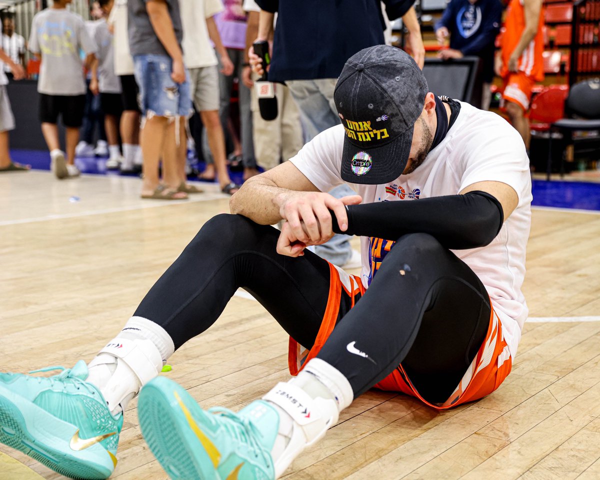 JordanCoblin's tweet image. Never give up on your dreams

4 years ago, I tore my ACL
A year later, I tore my meniscus — same knee
High school, I was unranked 
0 offers/0 scholarships

I wasn’t the biggest, fastest, or strongest growing up. 
Just a kid from Boca Raton, Florida
Chasing something no one else…