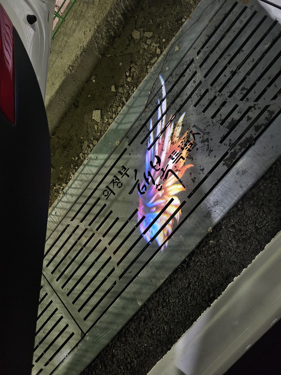 I3__O__2's tweet photo. 도어 라이트 달았는데 원래 비치는 크기가 이런가요? 잘 모르겠네..ㅠ (뭔가 아쉽기도..)
#도어라이트 #k3 https://t.co/tIdOyMalIn