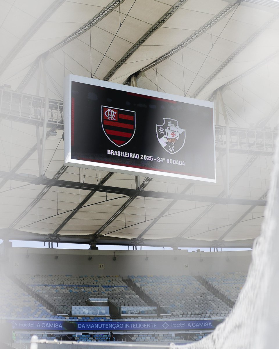 Flamengo's tweet photo. BOA TARDE, NAÇÃO RUBRO-NEGRA!

Já estamos pelos acessos do Maracanã, onde daqui a pouco, a partir das 17h30, tem clássico entre Flamengo x Vasco, válido pela 24ª rodada do @Brasileirao!

VAAAAAAAAAMOS, FLAMENGOOOOOO!

📸: Gilvan de Souza/CRF

#Matchday #FLAxVAS https://t.co/70CqeIVEdr