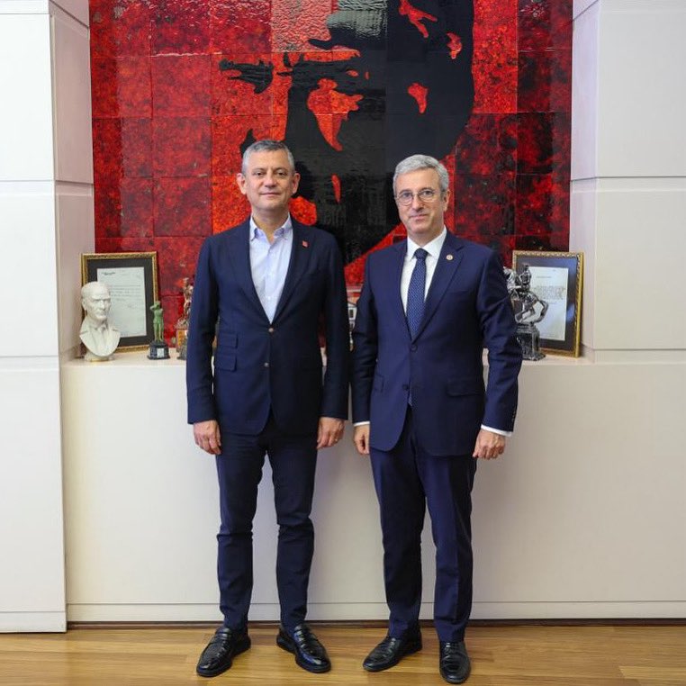 22. Olağanüstü Kurultayda yeniden Genel Başkanlığa seçilen Genel Başkanımız Sn. Özgür Özel ile PM ve YDK'na seçilen tüm yol arkadaşlarımı kutluyor ,  başarılar diliyorum.  
Anlamayanlara bir kez daha söyleyeyim : iktidar ancak ve ancak birlik ve dayanışma ile gelir <a href="/herkesicinCHP/">CHP 🇹🇷</a>