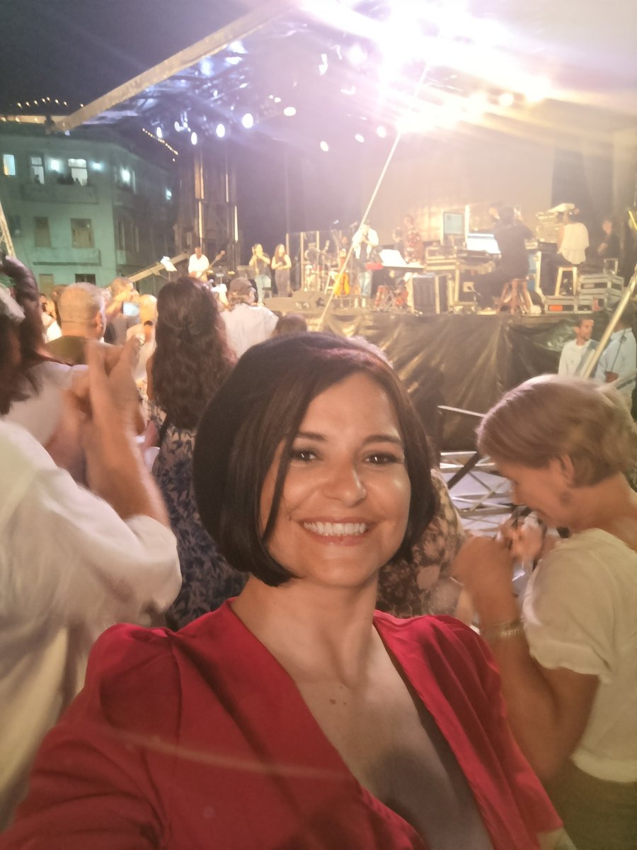 Ana_Hurtado86's tweet photo. Ayer vi por primera vez a Silvio Rodríguez  en concierto. 
Y tuve el honor de que fuera en la escalinata de la Universidad de la Habana. 
Fue emocionante y realmente las palabras, como diría Julio, no alcanzan, cuando lo que se quiere decir desborda el alma.

Gracias Silvio. 🤍 https://t.co/OECO6B7NXv