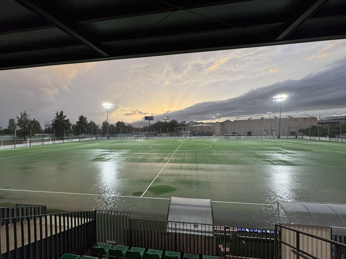 #FutFem • ❌⚽️☔️ 

⚽️ Suspès al descans (0️⃣-0️⃣), a causa de la forta pluja, el primer partit de lliga del 1er Equip 🆚 <a href="/CEEuropa/">Club Esportiu Europa</a> B. 

#FundacióUECEuropaB 
#TerceraFederaciónFutFem