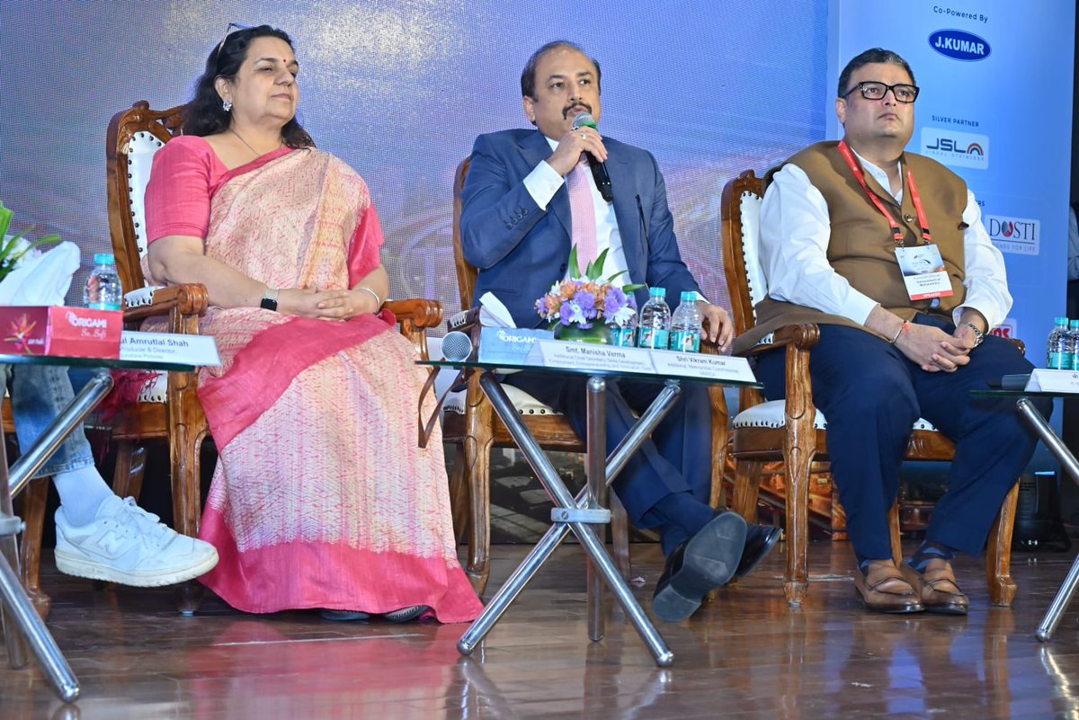 anandyogini's tweet image. ⸻
Lively discussion at Mumbai RisingForum with @kdhavse Advisor (Investments &amp;amp; Strategy) to HonCM &amp;amp;  VikramKumar, Addl.Commr.MMRDA.Spoke on good governance is bedrock for economic growth and govt’s efforts to deregulate, decriminalise and reduce compliance costs for businesses.