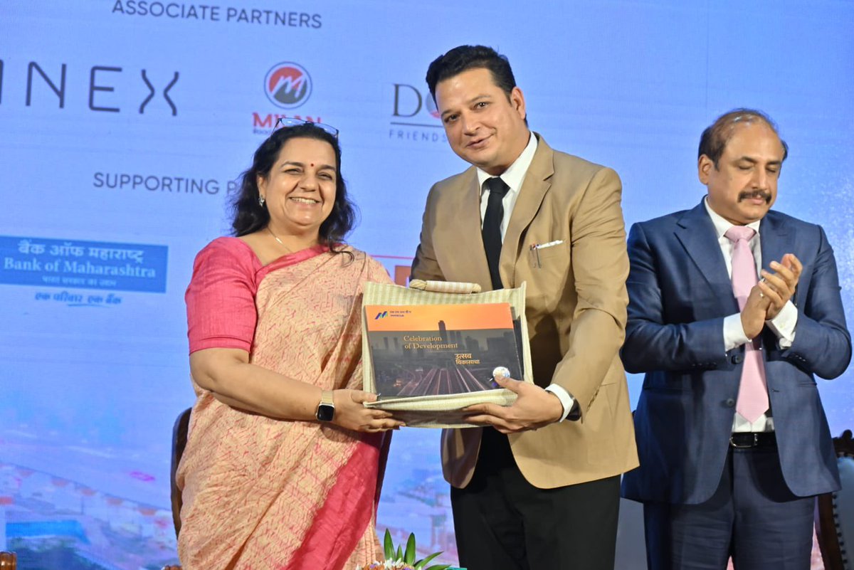 anandyogini's tweet image. ⸻
Lively discussion at Mumbai RisingForum with @kdhavse Advisor (Investments &amp;amp; Strategy) to HonCM &amp;amp;  VikramKumar, Addl.Commr.MMRDA.Spoke on good governance is bedrock for economic growth and govt’s efforts to deregulate, decriminalise and reduce compliance costs for businesses.