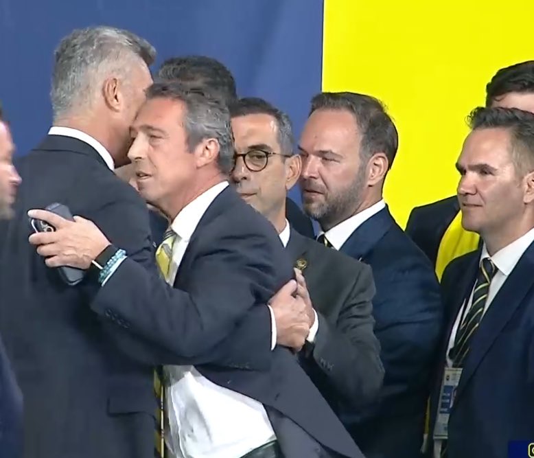 FenerGlobalOrg's tweet photo. 💥 Ali Koç, yeni başkan Sadettin Saran'ı bir kez daha tebrik etti ve sahneden indi. https://t.co/KOYwagM9Wu