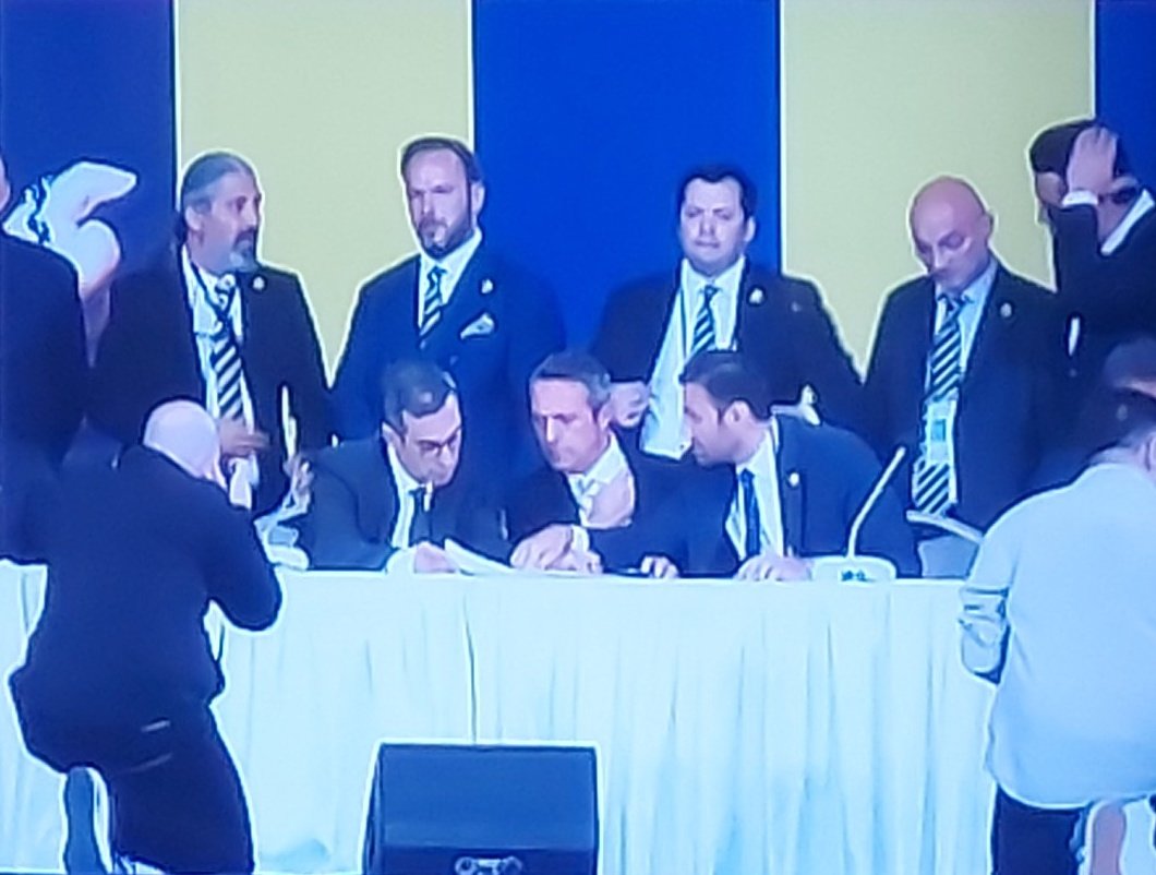 CafeSanat's tweet photo. Fenerbahçe"de Ali Koç devri bitti,
Sadettin Saran devri başladı.

#AliKoç
#sadettinsaran 
#Fenerbahce https://t.co/wW43WwhVo4