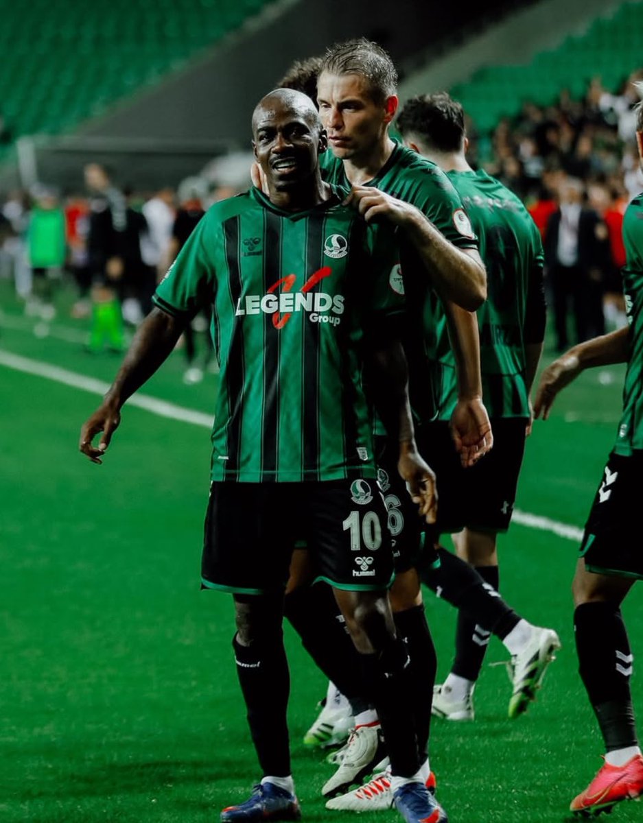 🖋 YORUM | Sakaryaspor kaos dolu bir haftanın içinde Kongre kararı alınmasının ışığında sahasında ağırladığı Diyarbakır takımı Amedspor'u mükemmel mücadele ettiği maçta mağlup etti. 

◾️Sakaryaspor bugünün en değerli noktalarından biri  mücadele olurken, savunmanın daha sert