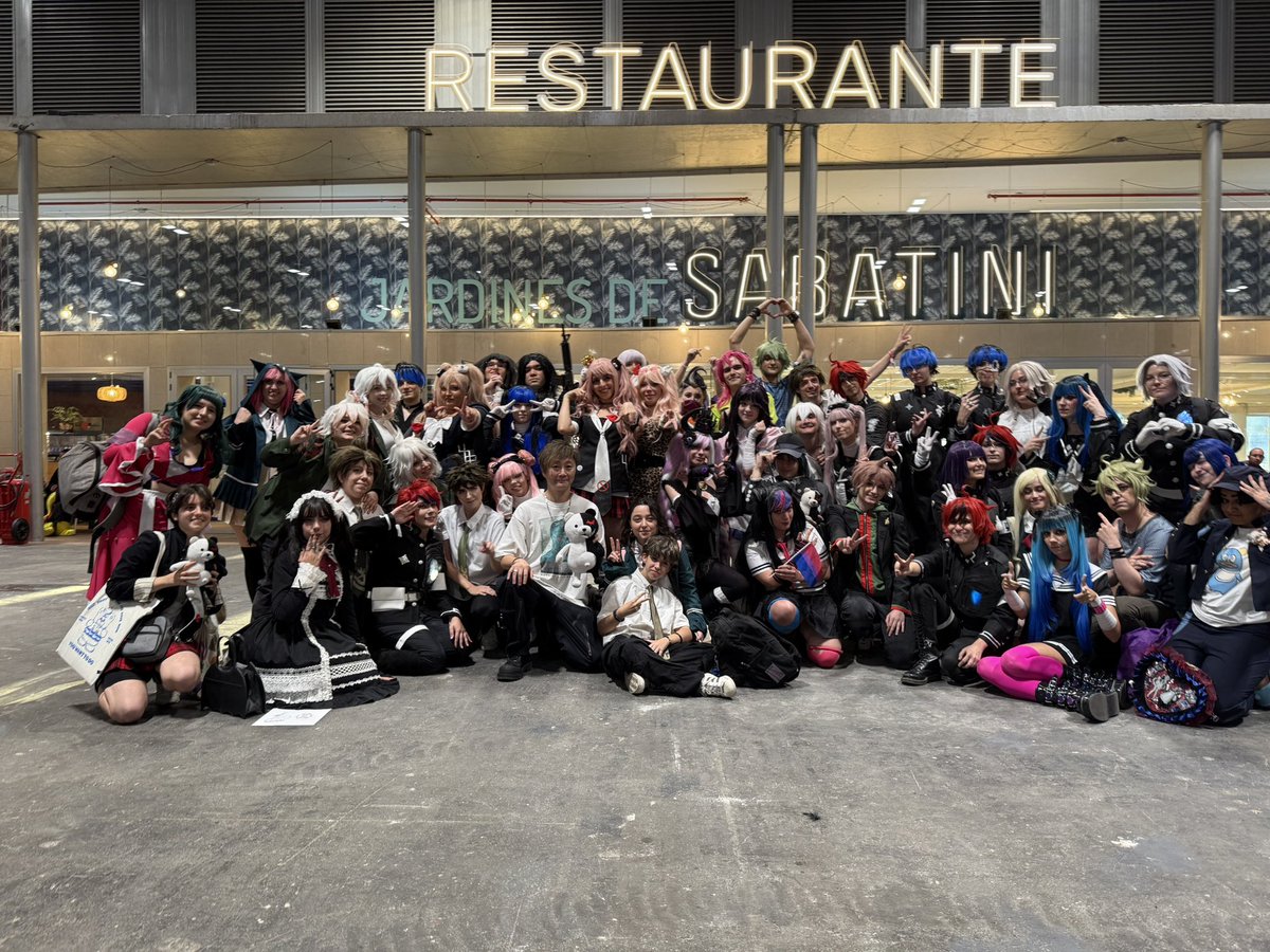 ジャパンウィークエンドの全日程が終了しました。
最後まで残ってくれたコスプレイヤーの方々と写真を撮りました。
ありがとう、マドリード！

¡Se ha terminado todo el evento de Japan Weekend!
Al final me hice fotos con los cosplayers que se quedaron hasta el último momento.
¡Gracias,