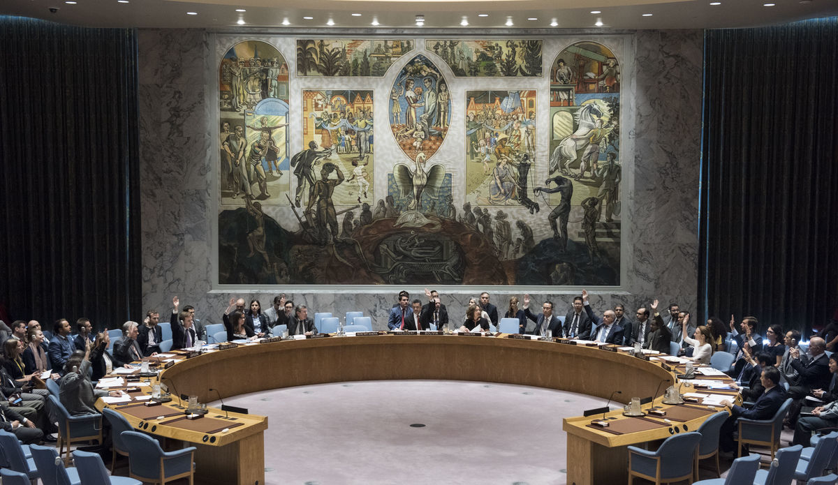 1/ El derecho internacional, y sobre todo la Carta de Naciones Unidas, son explícitos en estos casos: lo que corresponde ante la entidad colonial israelí es el aislamiento diplomático, la sanción económica y la intervención militar. Antecedentes no faltan.

🧵Aquí lo explico
