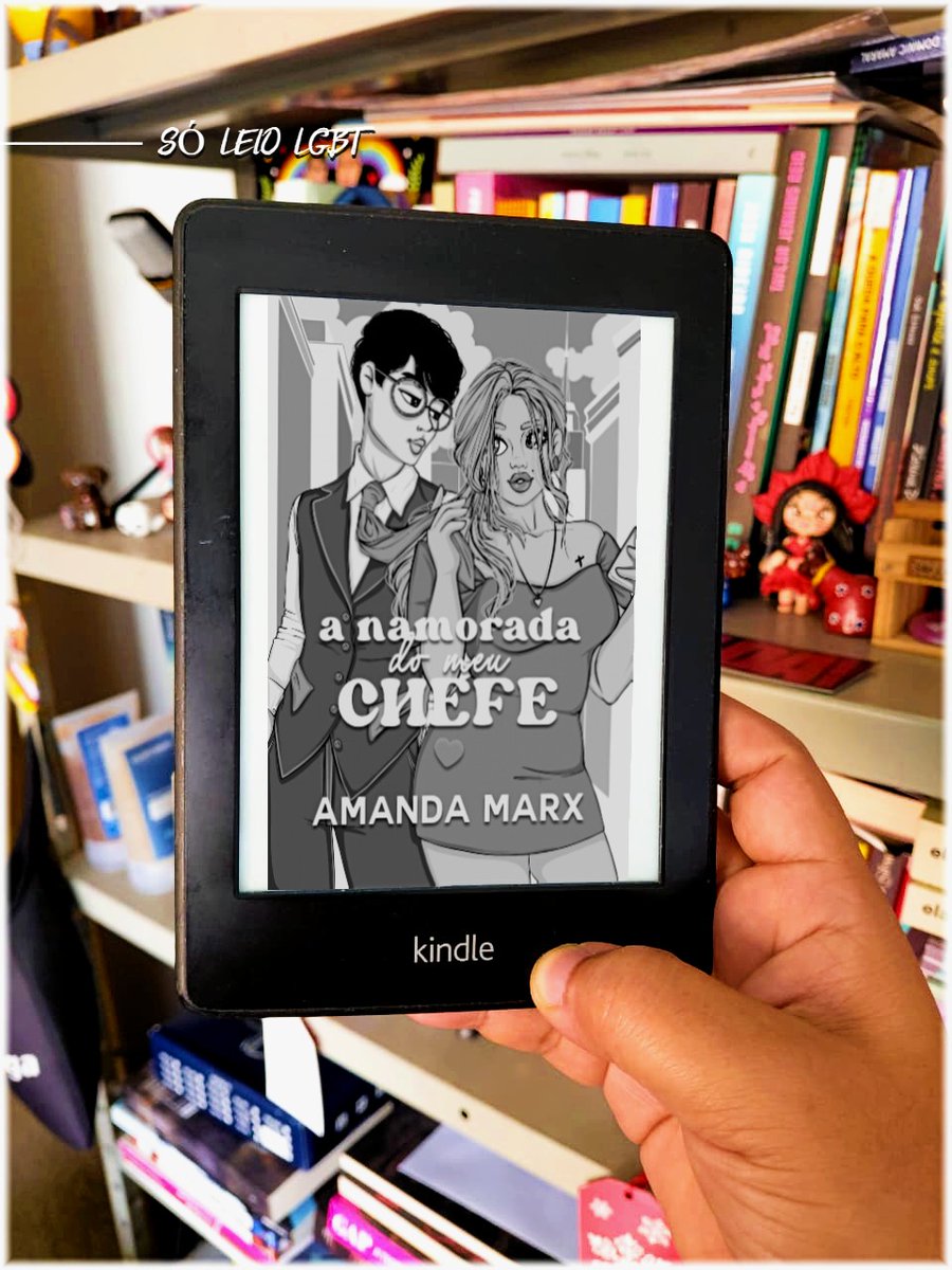A Namorada do Meu Chefe é romance, humor, tensão e representatividade de verdade. Amanda Marx entrega tudo. Corre ler no Kindle Unlimited. 🌈📚

amzn.to/4puzsHf
