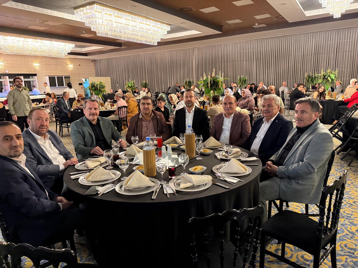 Genel Başkanımız Yusuf Yazgan; Konfederasyonumuz Memur-Sen Genel Başkanı Sayın Ali Yalçın, Genel Başkan Yardımcımız Mahmut Ergen ve Konfederasyonumuza bağlı sendikalarımızın Genel Başkanları ve yardımcıları ile birlikte Kültür Memur-Sen Genel Başkanı Sayın Mecit Erdoğan'ın