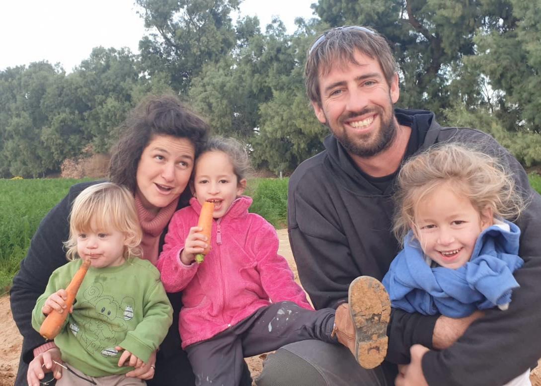 Roy_bar_on's tweet image. בי נשבעתי, כל יום תופיע כאן תמונה של משפחת סימן טוב קדם הי&quot;ד, 
הענף שנכרת בעץ המשפחתי שלי. 
תמרי קדם בת דודתי,ג&apos;ון בעלה, שחר ארבל ועומריקו המלאכים
שהופקרו ונרצחו בניר עוז.

עד שממשלת המוות, מממנת החמאס, היהירה, הזחוחה, המפקירה, המנותקת, המזופתת, המושחתת והלא יהודית תצא מחיינו.