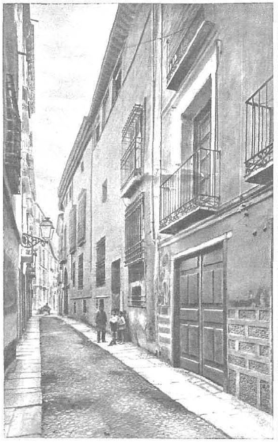 UbideMunoz's tweet photo. Calle Goicoechea. Foto de A. de la Barrera, semanario Estampa (Madrid), del 31-12-1932.  Se ve Casa de los Goicoechea tras los niños. 

Esta calle era perpendicular a la calle Bayeu y por debajo (hacia plaza del Pilar) de calle Santiago. Desapareció al ampliar la plaza del Pilar. https://t.co/M8bCoM1TRJ