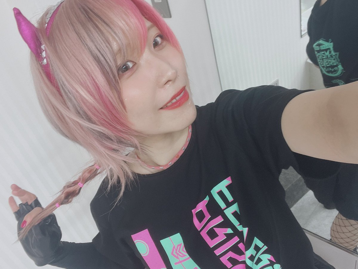 maruasahina's tweet photo. 今回の莉玖ヘアー！

さくらピンクベースにビビッドピンク＆黒メッシュ！逆莉玖(？)ヘアーです🩷🖤
うしろはしっぽになっていました〜！(終演直後でﾎﾞｻﾎﾞｻ)

ちゃんとショートに見えたでしょ？
 #Rst_ONstage   #オンゲキ  #リステ https://t.co/GwPN2Envh9