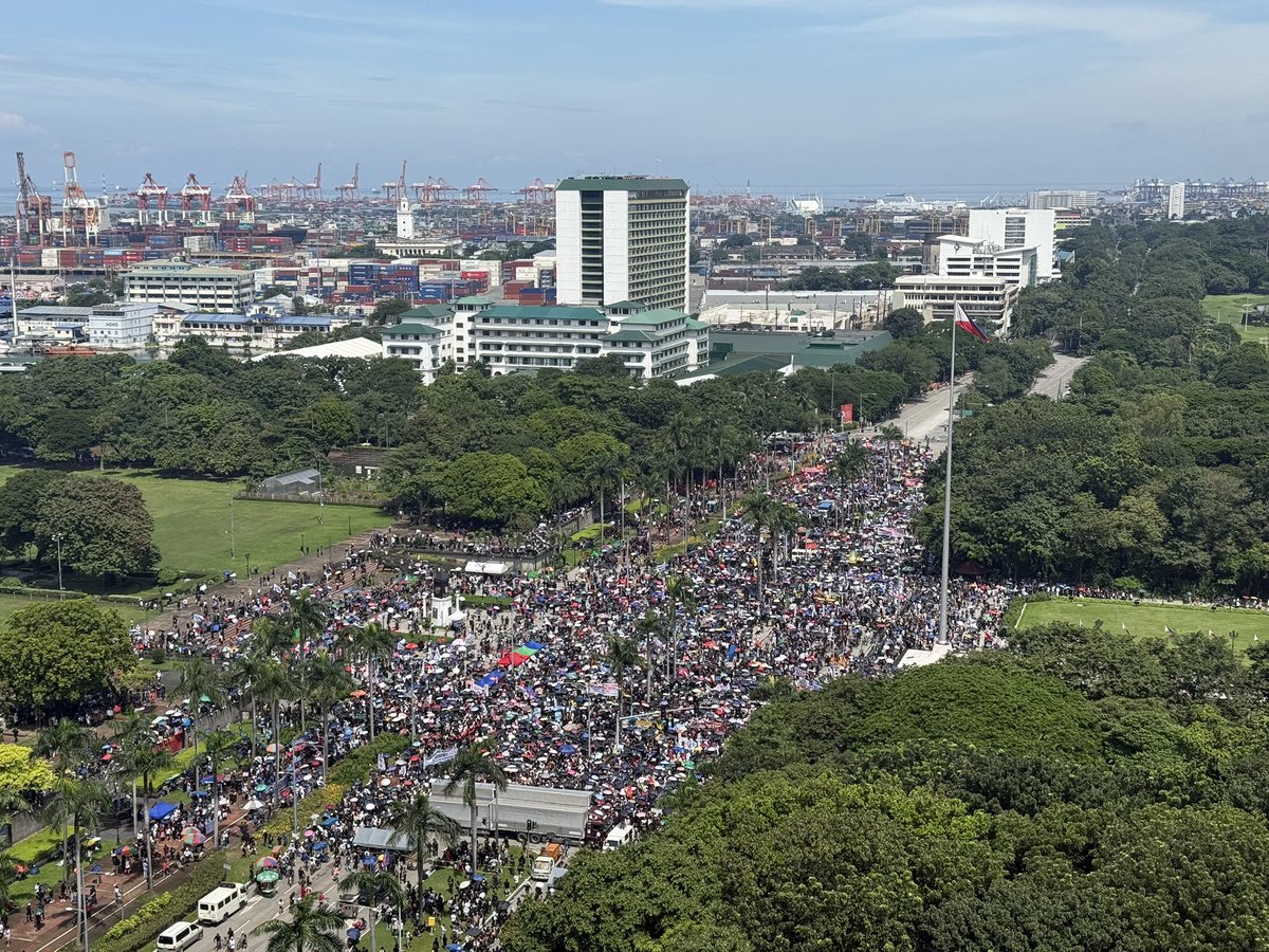ReynaValmores's tweet image. Despite the mass arrests and police brutality unleashed by the government in a desperate attempt to silence the people, here’s the hard truth:

TAGUMPAY ANG PAGKILOS NG BAYAN! Sa Luneta, EDSA at Mendiola, malinaw ang pagkakaisa: panagutin ang lahat ng korap! #BahaSaLuneta