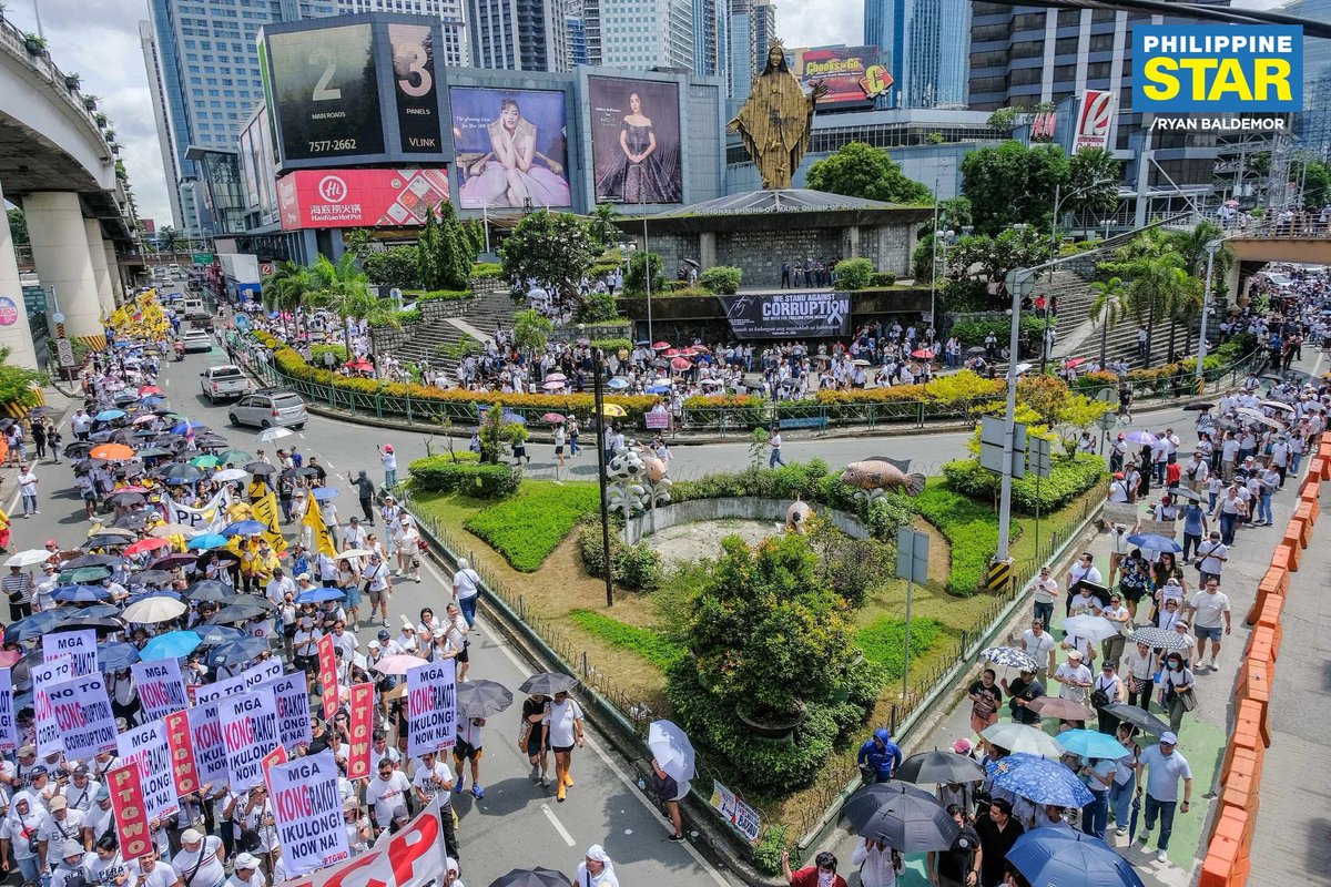 ReynaValmores's tweet image. Despite the mass arrests and police brutality unleashed by the government in a desperate attempt to silence the people, here’s the hard truth:

TAGUMPAY ANG PAGKILOS NG BAYAN! Sa Luneta, EDSA at Mendiola, malinaw ang pagkakaisa: panagutin ang lahat ng korap! #BahaSaLuneta