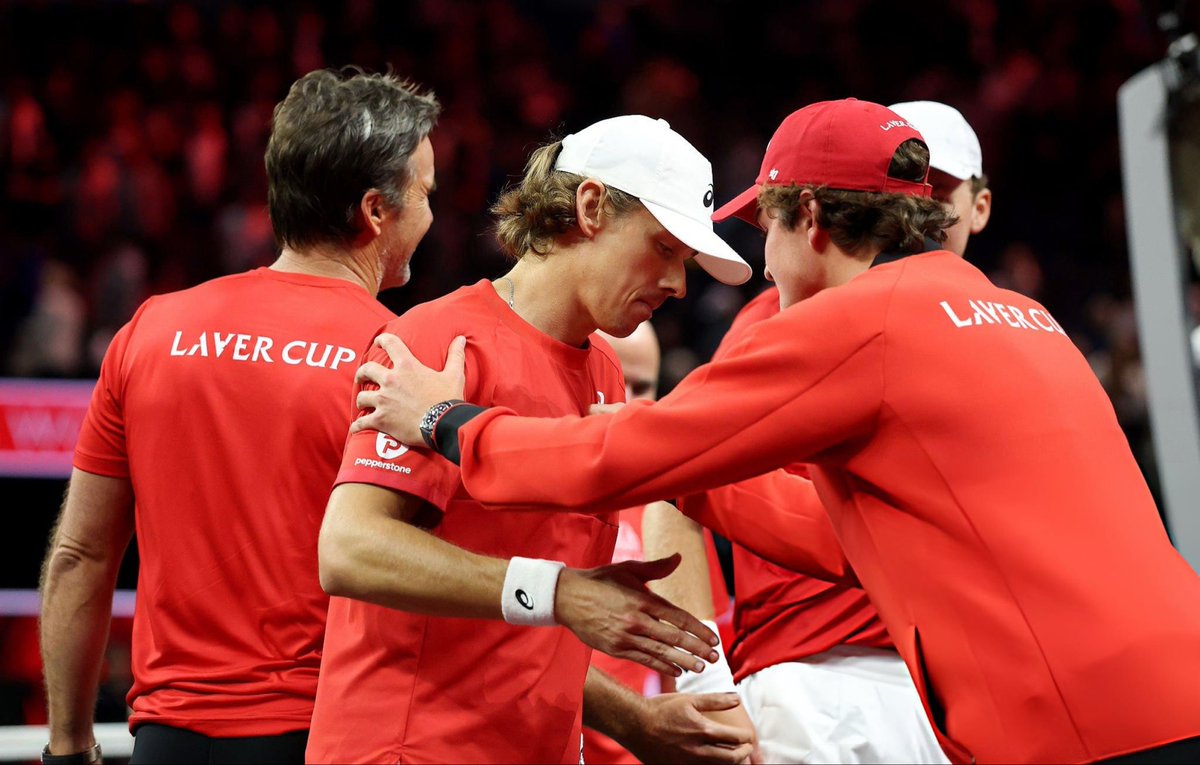 fonsecadailyy's tweet photo. 💥Hoje é o grande dia da Laver Cup: o Time Mundo precisa de apenas duas vitórias para levantar o troféu.

Muita gente ficou decepcionada porque o João não entrará em quadra neste domingo, eu sei que a gente sempre quer vê-lo jogar o máximo possível. 
Mas vamos combinar que a escolha faz sentido? Todos os que atuarão hoje venceram seus jogos de simples no sábado, têm ranking mais alto e mais experiência na Laver Cup. 

O João já cumpriu sua missão: entrou, venceu e deu o primeiro ponto ao time quando o placar ainda estava zerado. Agora ele quer muito ser campeão e vai enlouquecer torcendo pelos parceiros hoje. 
Que venha esse título! 

cc: Getty Images