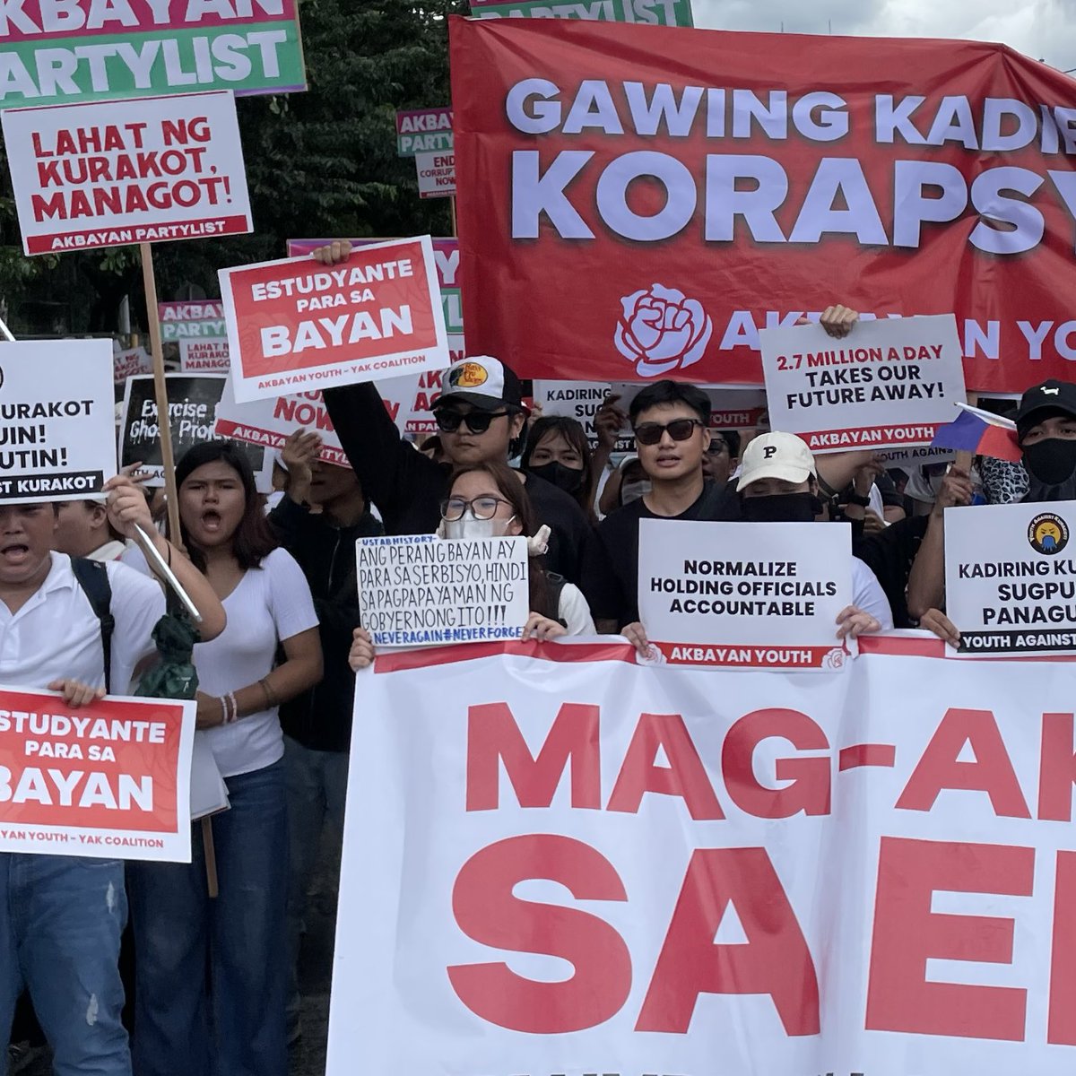 Trillion Peso March sa EDSA!

Pagod na kami sa kurapsyon. Maninindigan kami sa hanggang managot ang mga magnanakaw at maibalik ang pera ng taumbayan.